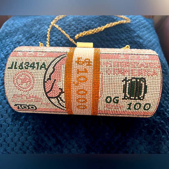 Fancy diverse purse or clutch. Wear it either way. EXCELLENT CONDITION - Picture 1 of 8